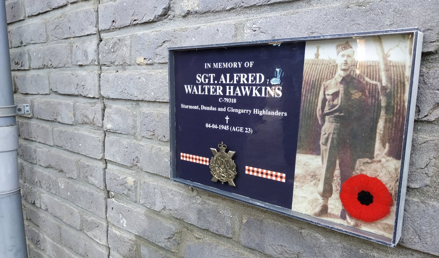 Een van de bewoners van de Hawkinsstraat had een plaquette gemaakt in zijn muur ter nagedachtenis aan Sergeant Alfred Hawkins en deze werd officieel onthuld. Foto: PR