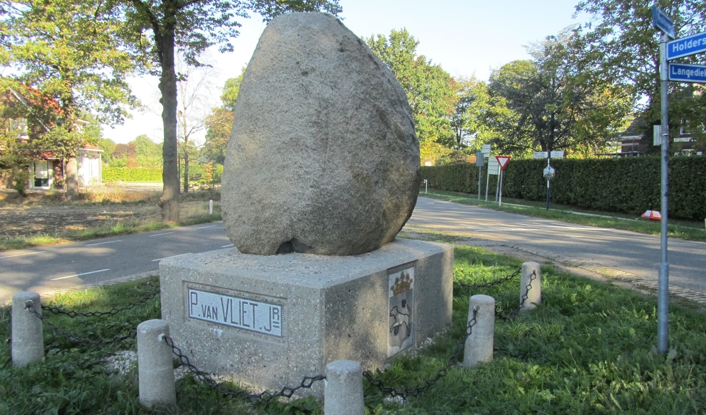 Een grote steen. Foto: Bernhard Harfsterkamp
