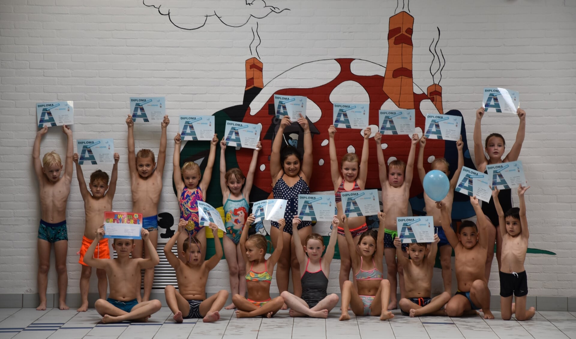Een dikke duim voor de geslaagde leerlingen van Zwemschool Lichtenvoorde. Foto: PR