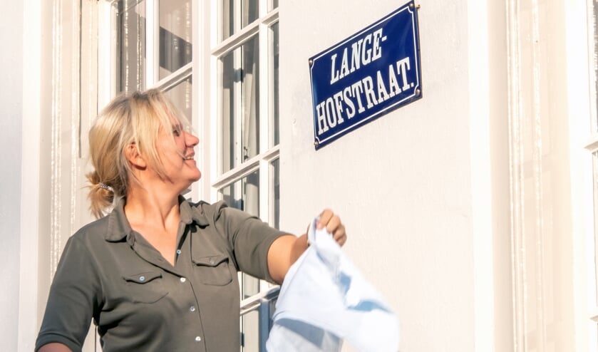 Wethouder Annelies de Jonge hangt het eerste straatnaambord op. Foto: Willem Feith