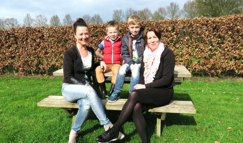Links Anke Groters met zoontje Stein en rechts Wencke Koops met zoontje Tim in 2016. Foto: Theo Huijskes