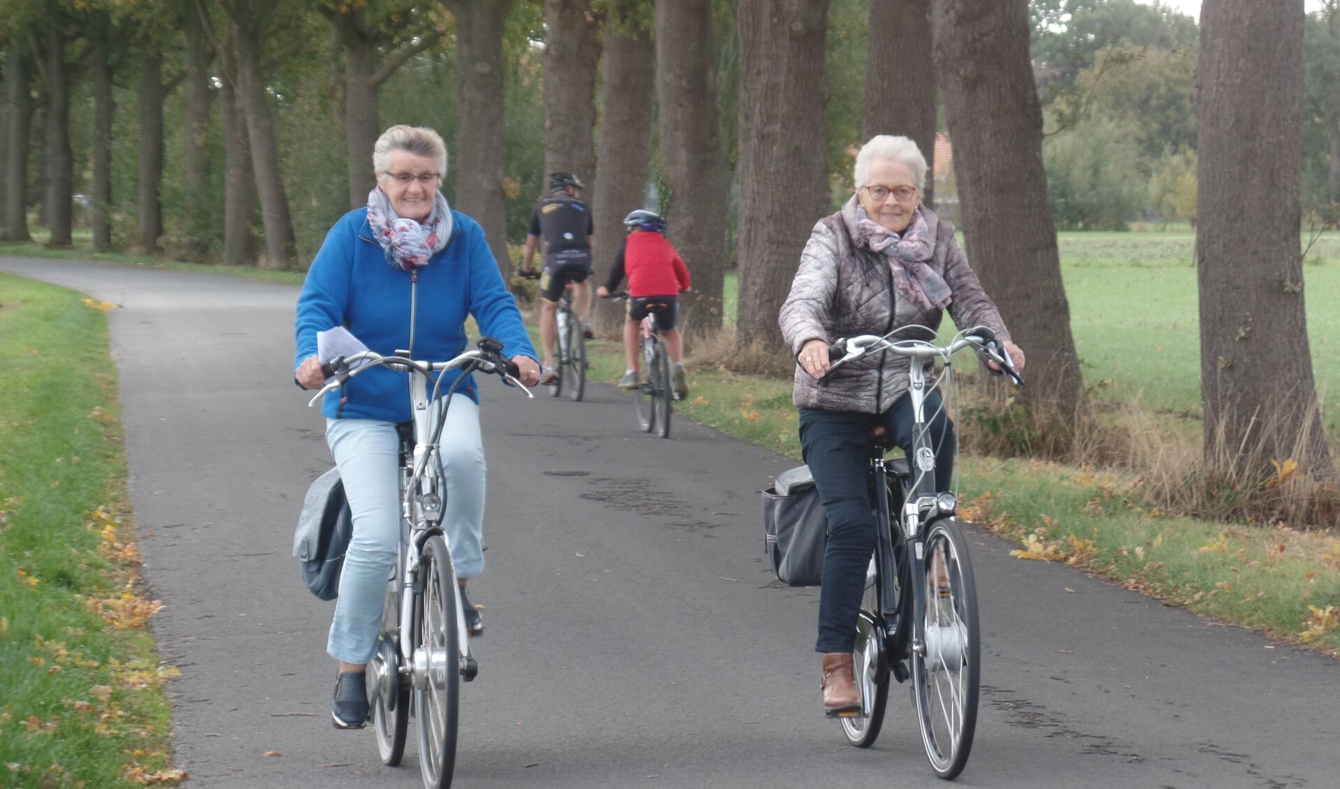 Hannie ter Maat (l) en Jo van Wessel  kozen voor de route van 27 kilometer. Foto: Jan Hendriksen. 