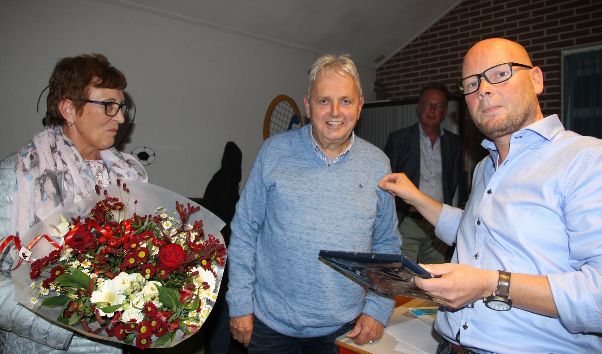Vertrekkend penningmeester Gerrit Wansink is benoemd tot erelid van vv Reünie. Foto: PR 