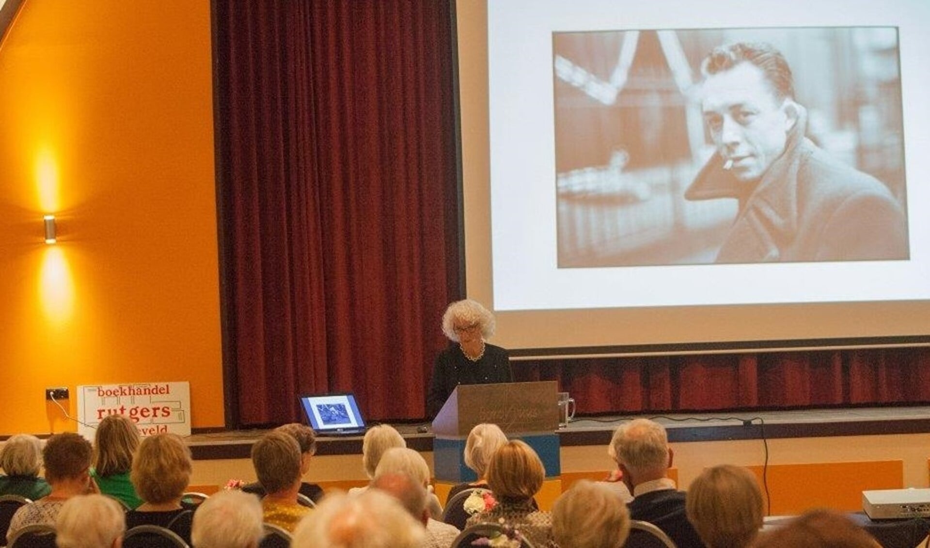 Nelleke Noordervliet tijdens de lezing in Varsseveld. Foto: Herman Maatkamp