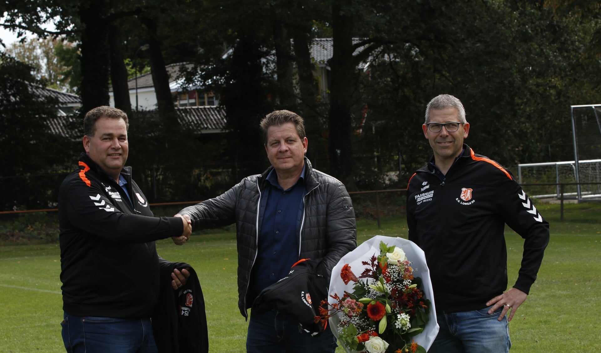 Roger Paashuis ontvangt een blijk van waardering door Eric Hummelink (links) en jeugdvoorzitter Roy Baks (rechts) voor de nieuwe jassen. Foto: Henk Plass
