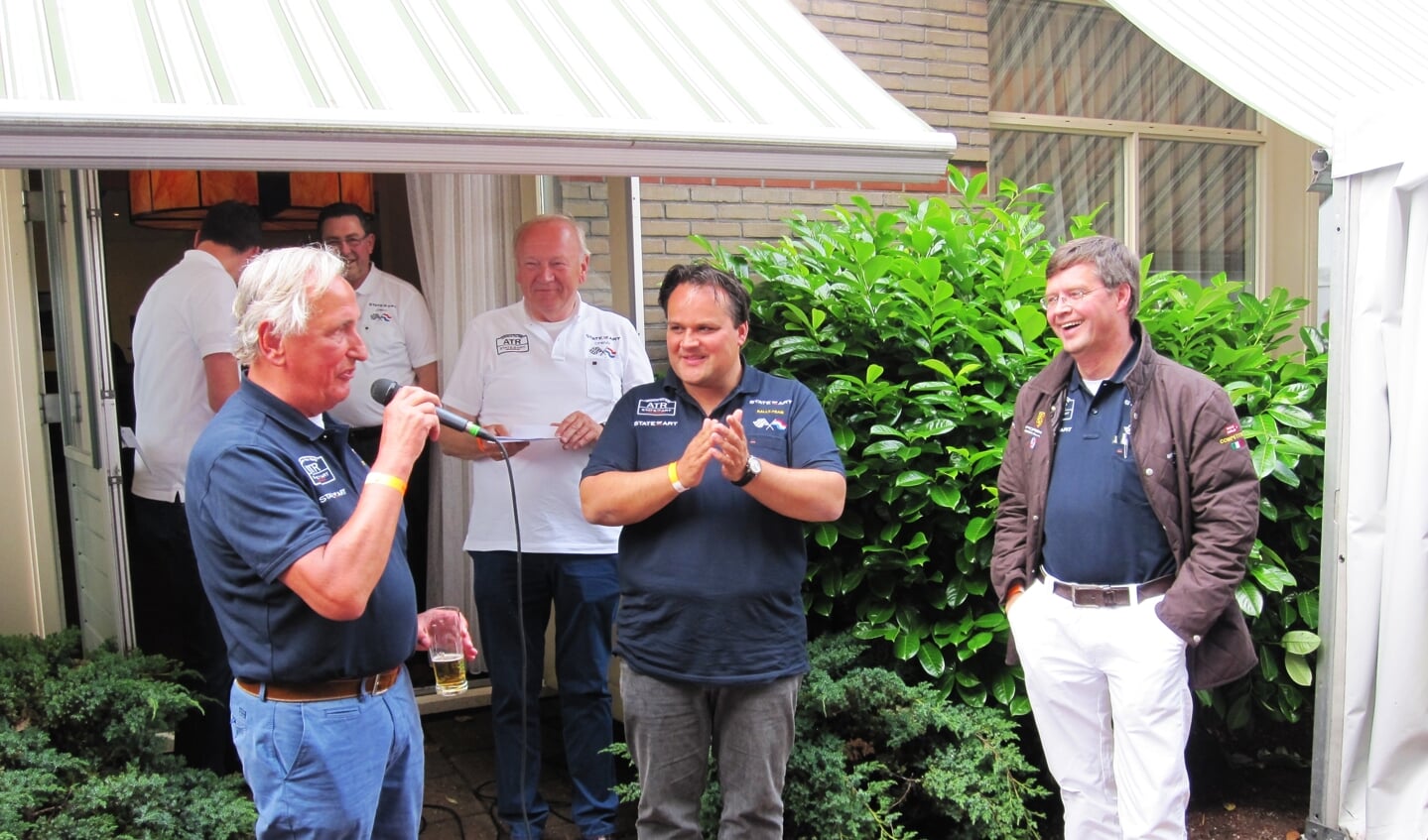 Na afloop van de Achterhoek Tour Rally 2013 spreekt Albert Westerman voormalig minister-president Jan Peter Balkenende toe. In het midden Jan Kees de Jager, voormalig minister van Financiën. Foto: Theo Huijskes