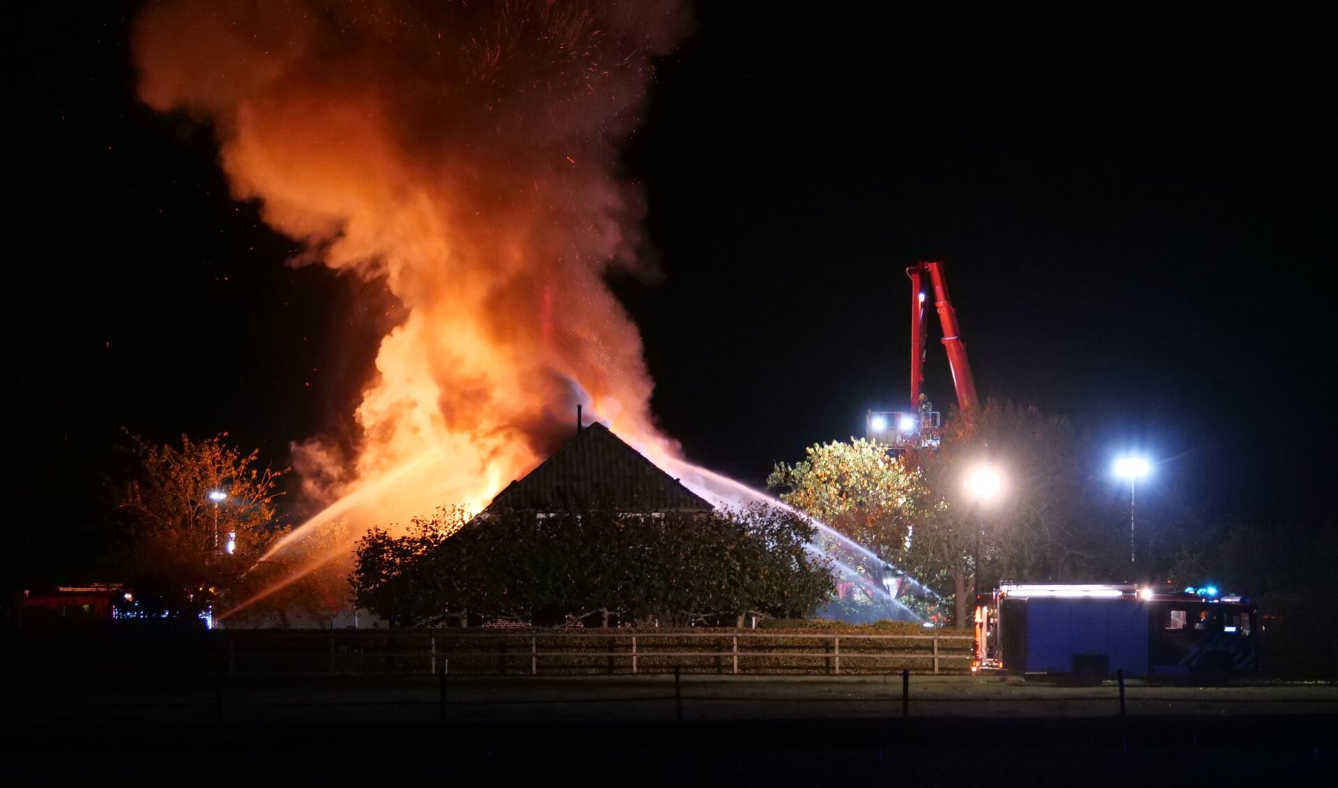 Het lukte de brandweer niet de boerderij te redden van de vuurzee. Foto: Vincent Albers