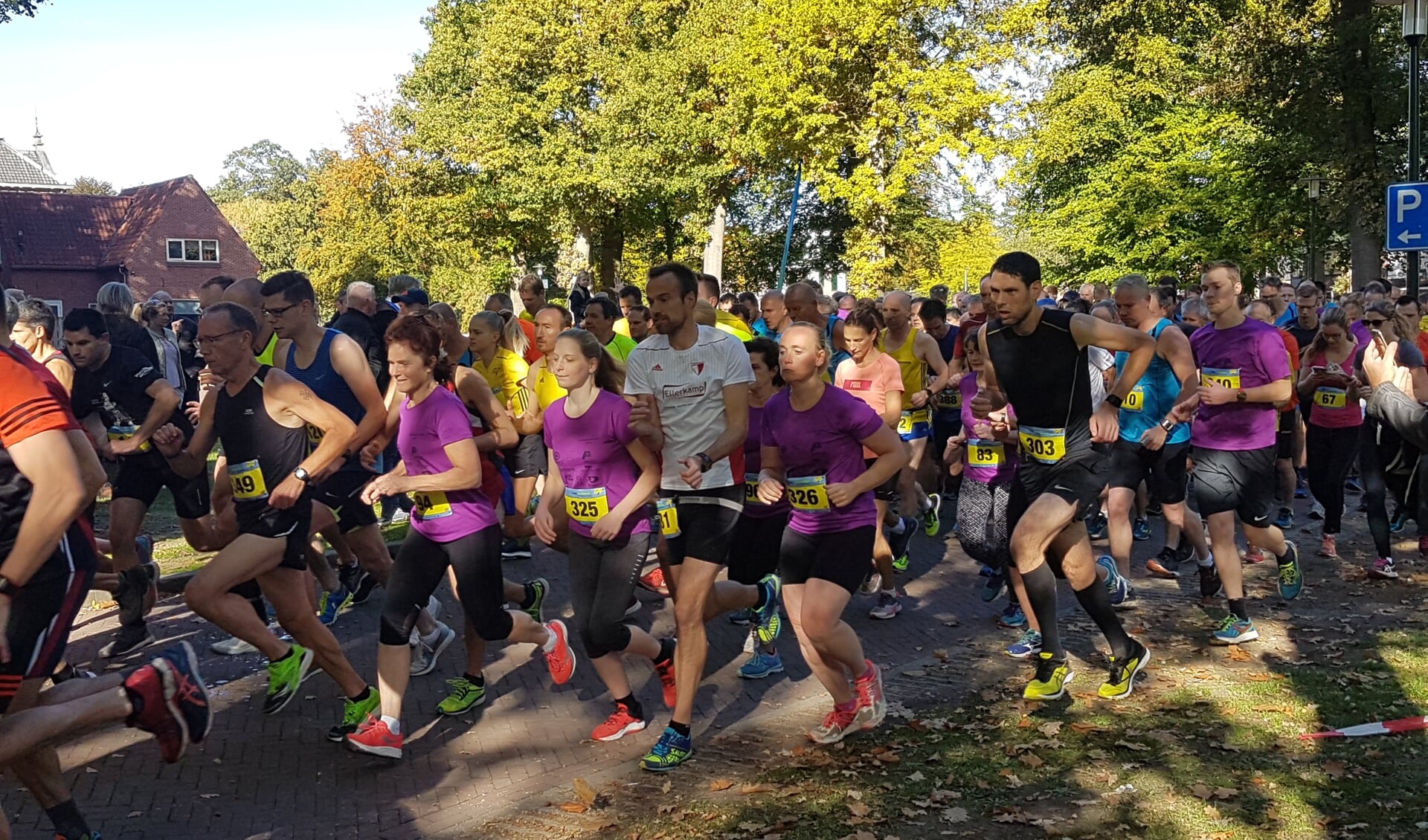 De lopers voor de 32ste Kaak Kanonsloop gaan van start. Foto: Mark Ebbers