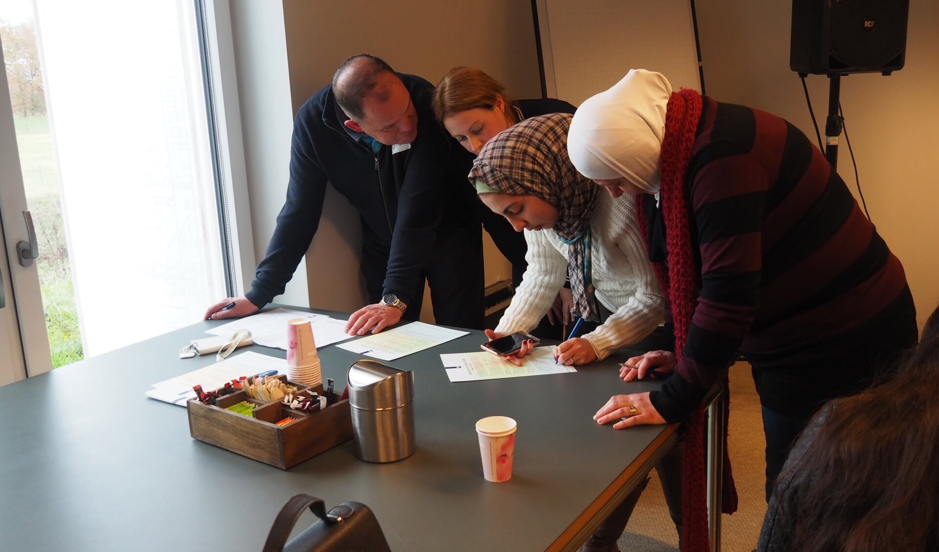 Nieuwkomers in de gemeente Bronckhorst tekenen hun participatieverklaring. Foto: PR