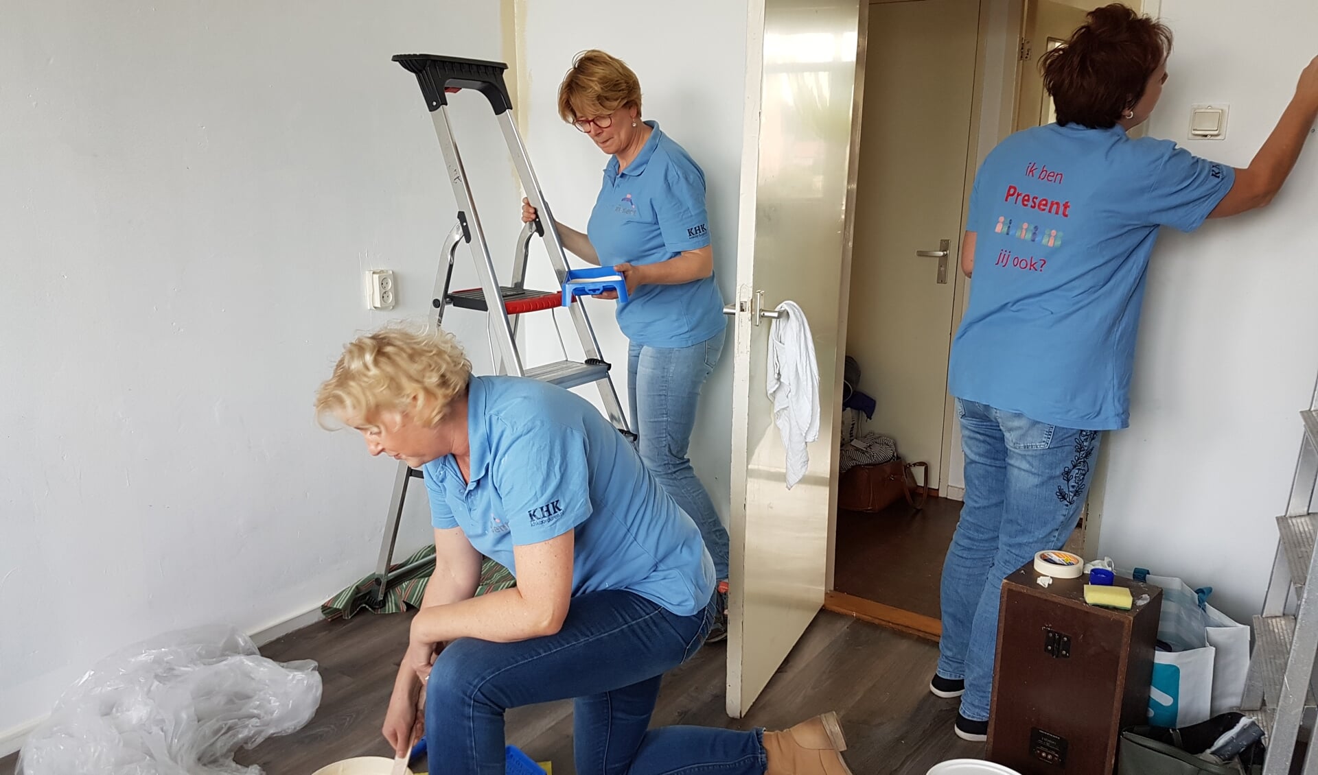 Vrijwilligers helpen alleenstaande moeder bij inrichten babykamer. Foto: PR