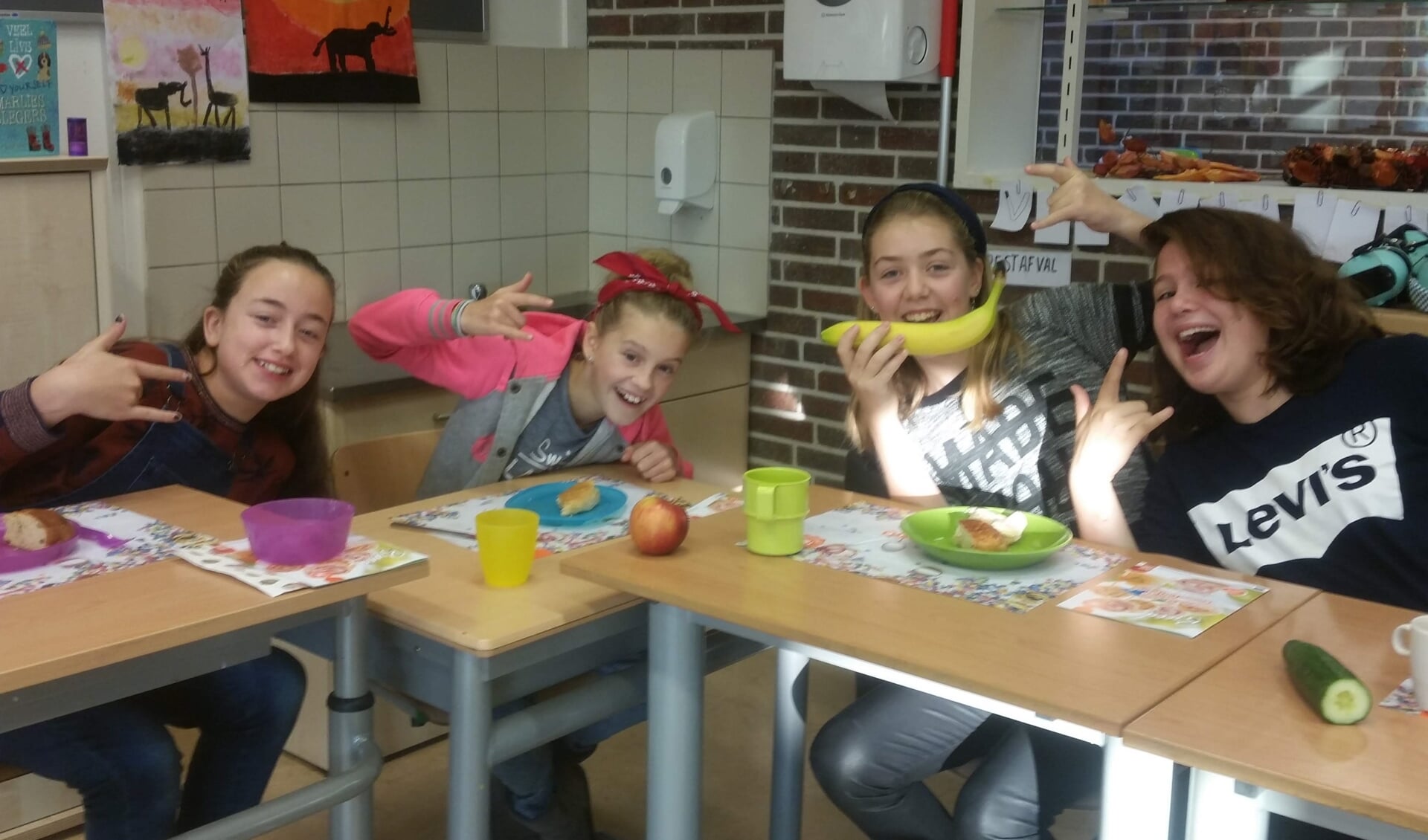 De leerlingen op de Tormijnschool waardeerden het gezonde ontbijtje. Foto: Sonja Grooters