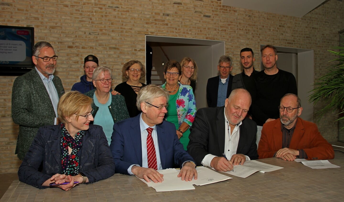De akte van levering van De Kei in Steenderen wordt ondertekend door voorzitter Geert Postma. Foto: Liesbeth Spaansen
