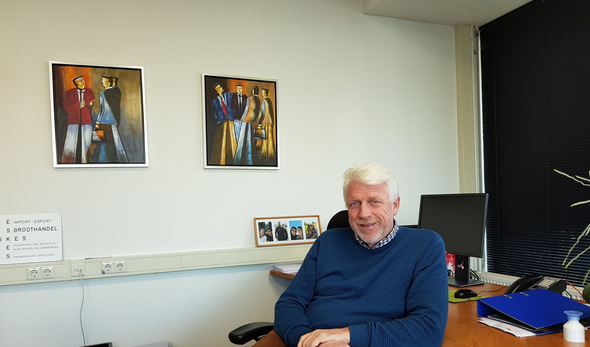 Leo Groeneveld achter zijn bureau in zijn bedrijf. Foto: Henri Walterbos