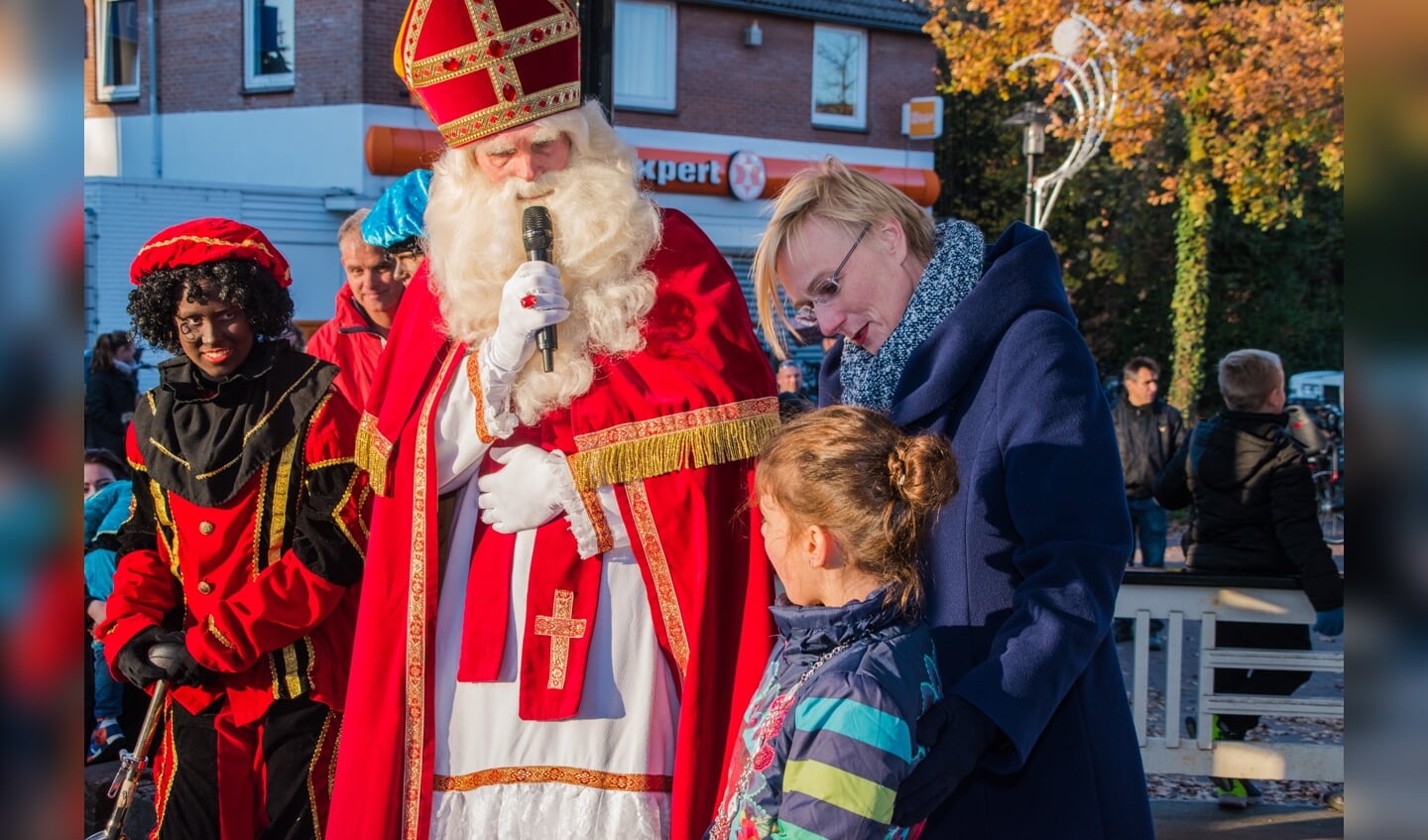 Sinterklaas ontmoette niet alleen burgemeester Marianne Besselink maar ook jeugdburgemeester Evi Otten. Foto: Achterhoekfoto.nl/Jasper Blaauw