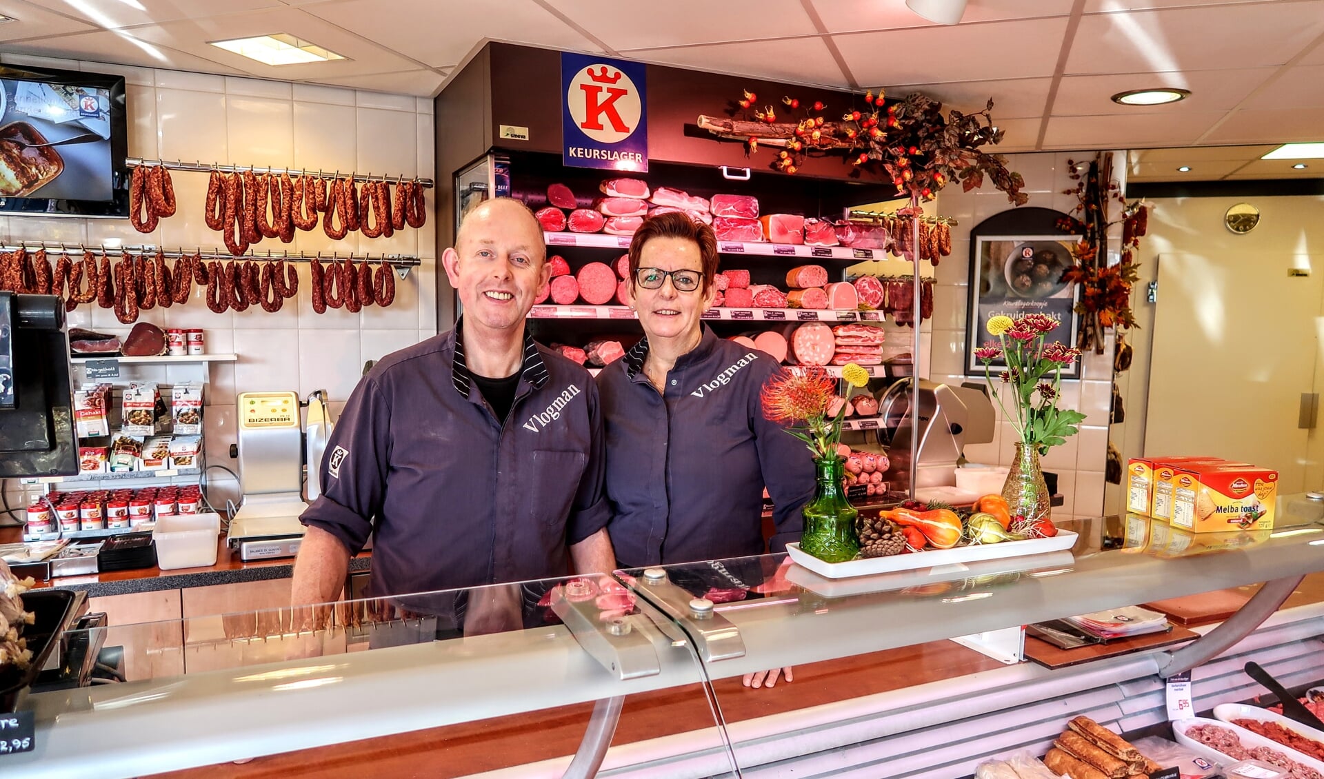 Dick en Hetty Vlogman in hun Vordense slagerij. Foto: Luuk Stam