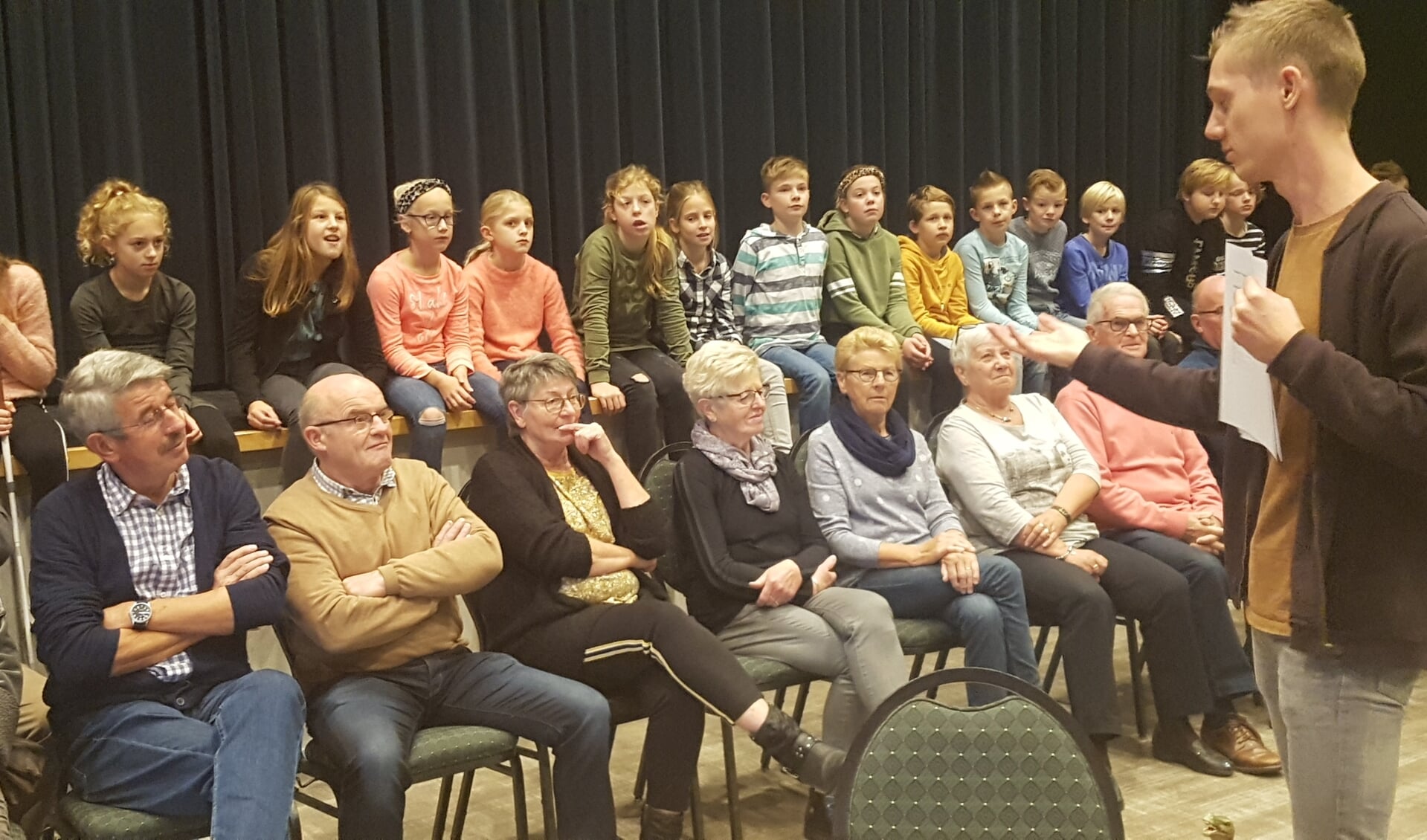 De kinderen en hun (groot)ouders luisteren naar de uitleg over de gezamenlijke les. Foto: Kyra Broshuis