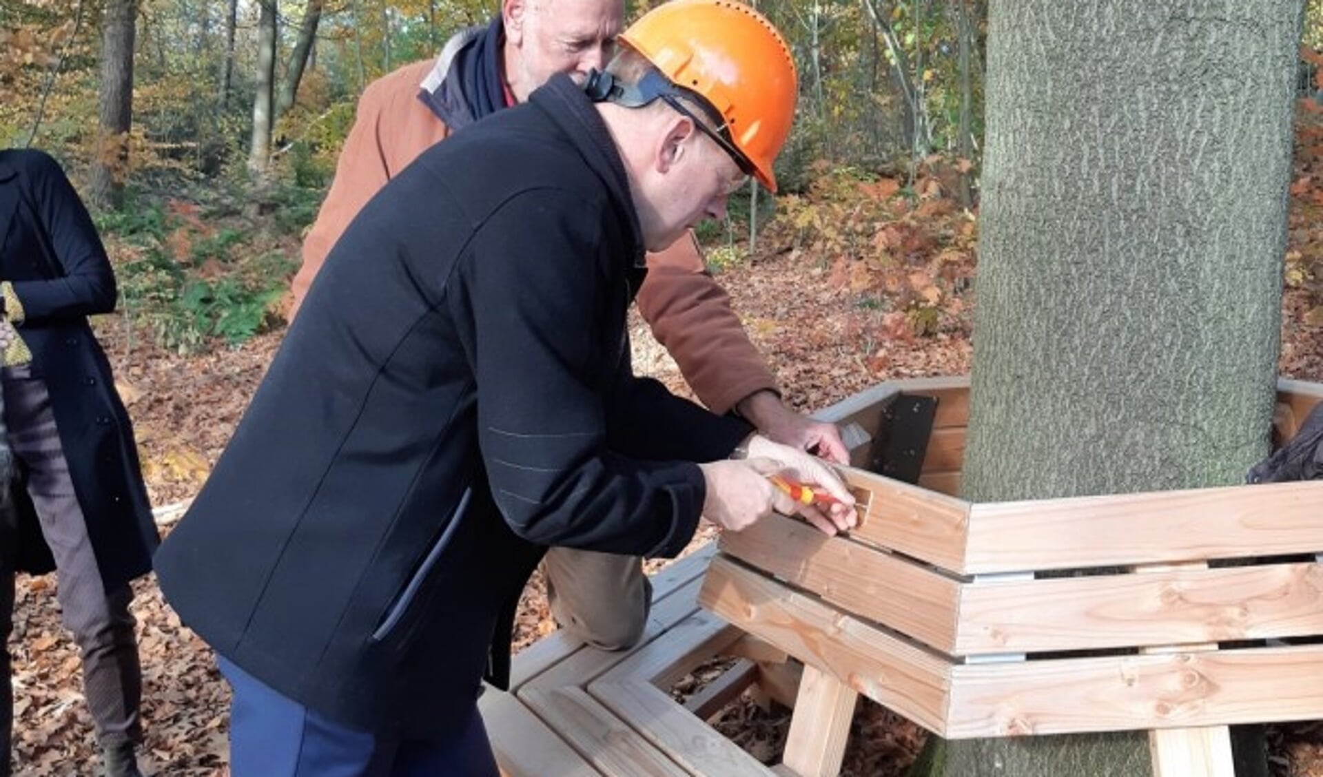 Wethouder Bert Groot Wesseldijk nam de boombank op de Kalenberg officieel in gebruik door er een plaquette op te schroeven. Foto: PR.  