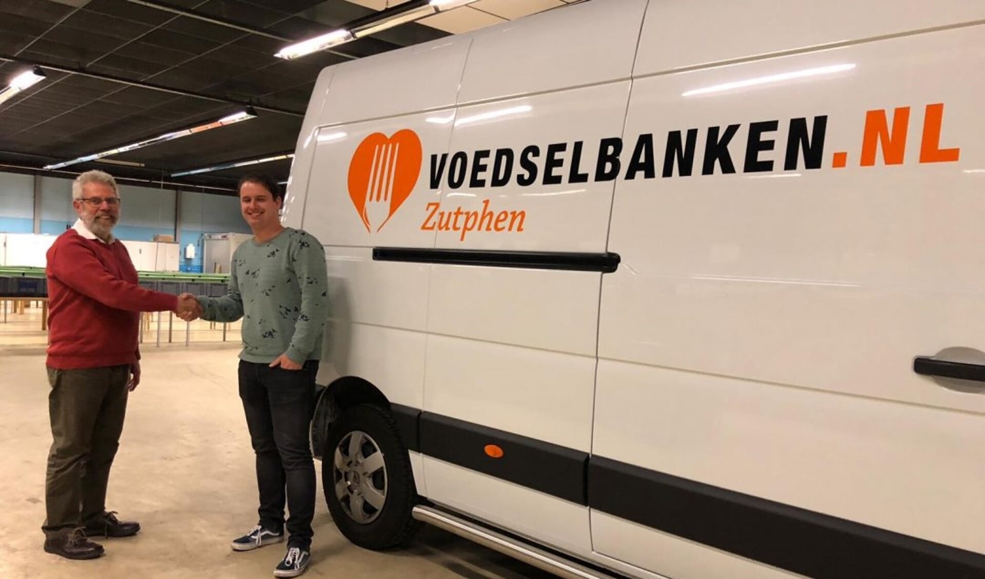 Jaap Koning van de Voedselbank Zutphen schudt Patrick van den Brink van Lutim Reclamestudio (en mede-oprichter van Sint Deelt Uit) de hand. Foto: PR
