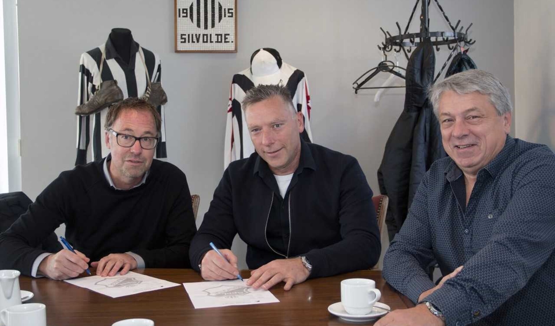 Bart Stijntjes (Gelderse Post), Geno Mijnen (preses Silvolde) en bestuurslid Harold Sloot (vlnr) bij de ondertekening. Foto: Luc Slutter