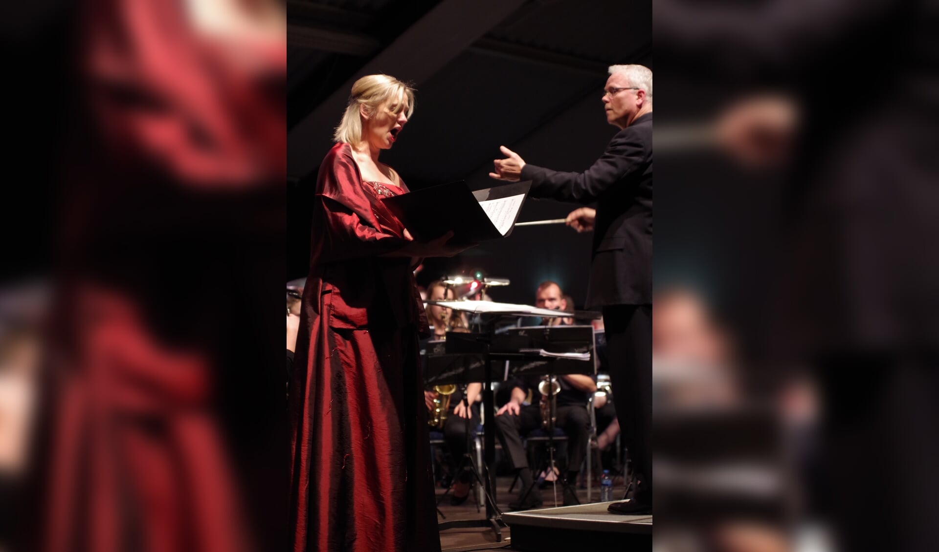 Irma ten Brinke en dirigent Tijmen Botma met Psalm 150  tijdens een concert in maart. Foto: G.W. Huinink