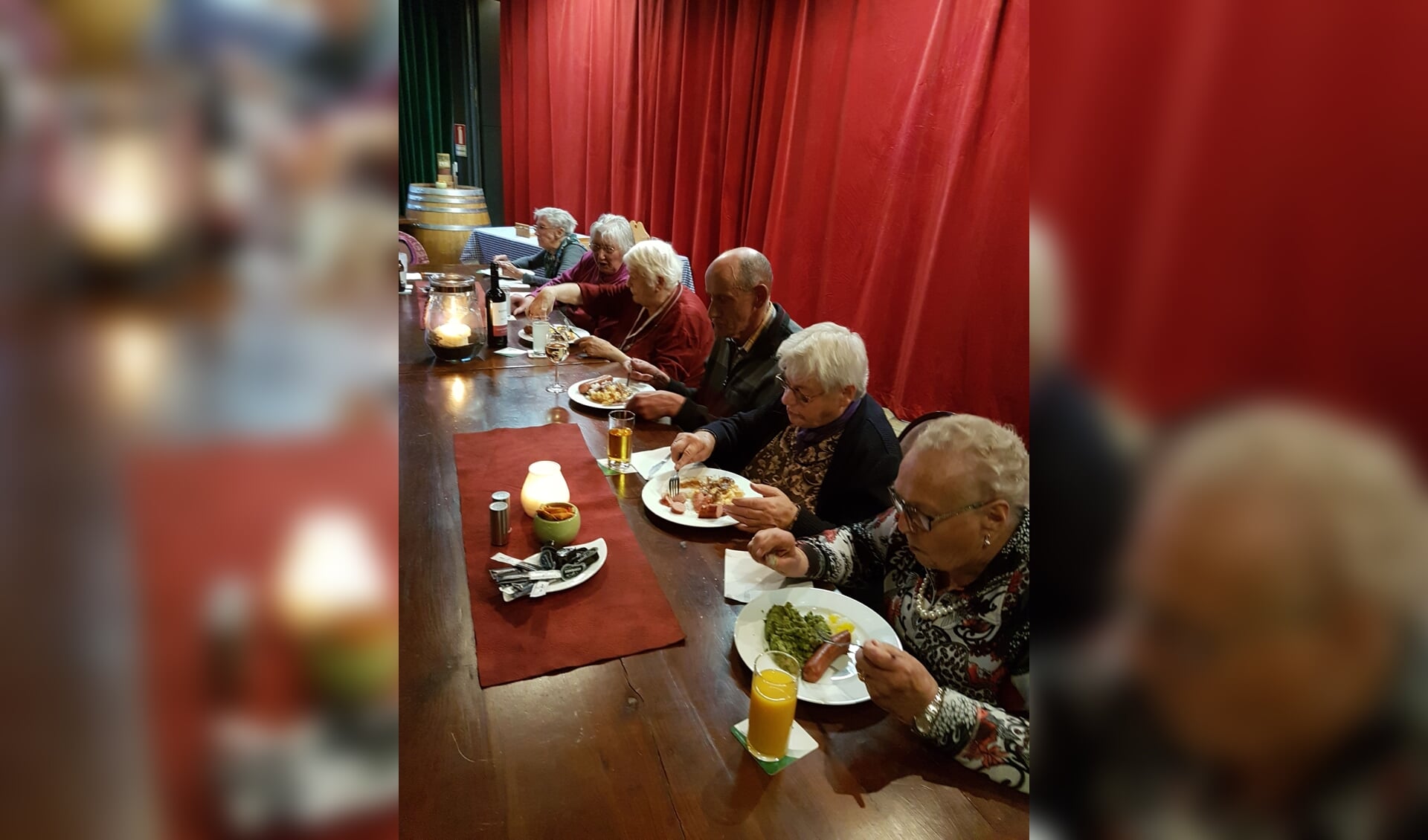 Er werd fanatiek gespeeld maar ook gezellig gegeten bij de Zonnebloemmiddag in Hummelo. (Foto: PR)