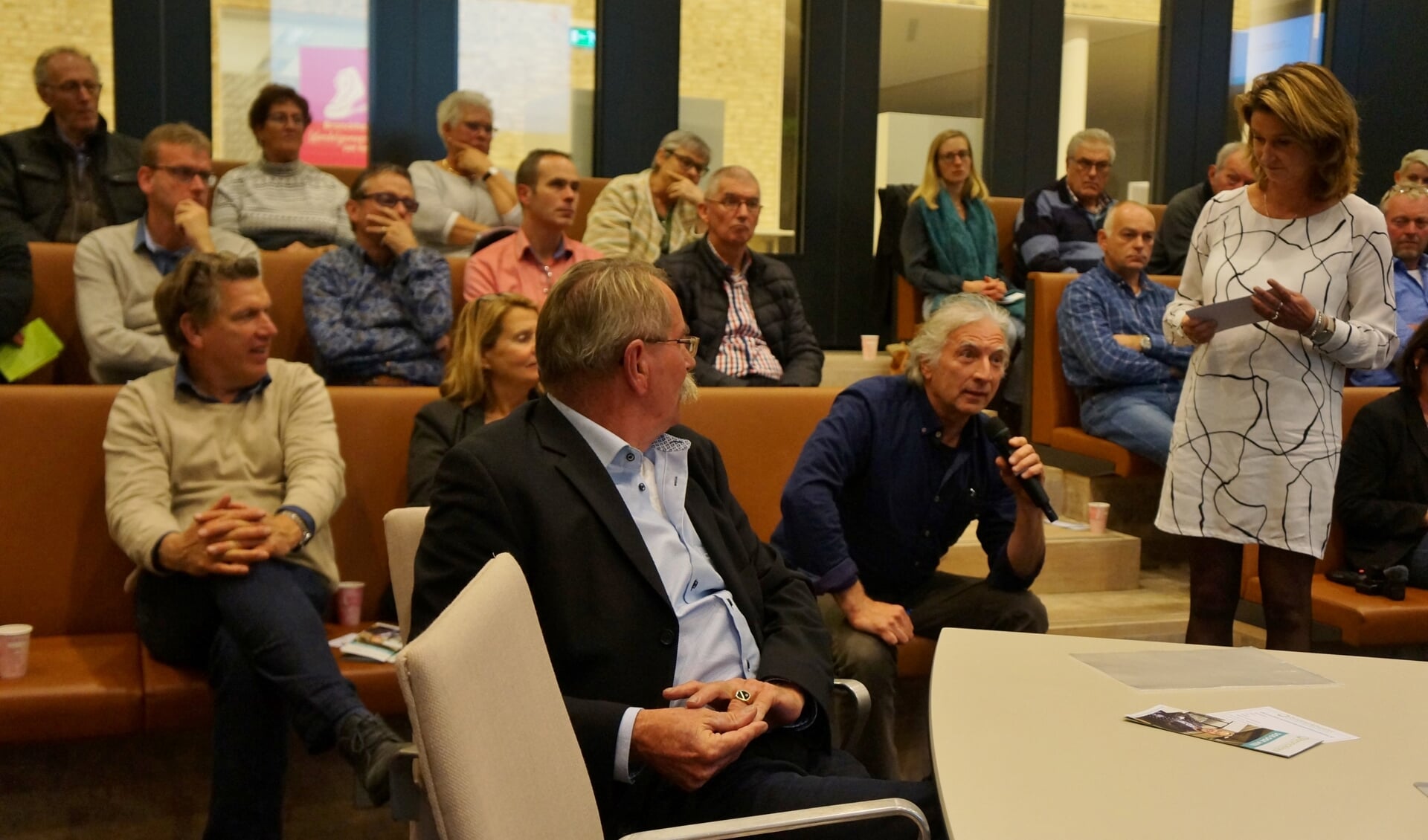 Veel ondernemers lieten zich op het gemeentehuis van Bronckhorst informeren over de kansen van duurzaam ondernemen. Foto: PR