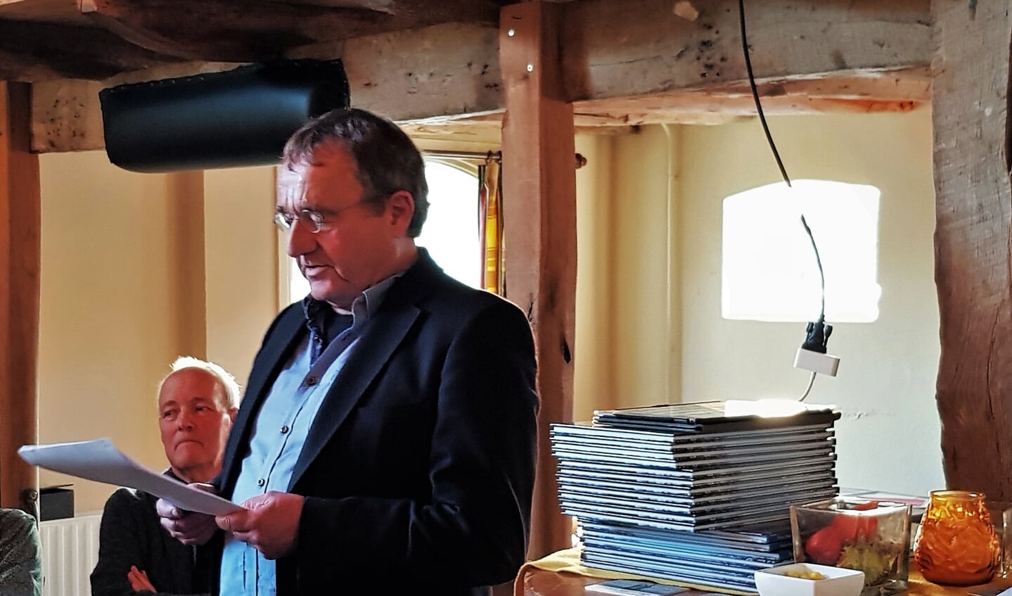 Frans Helmich naast een stapel boeken van zijn hand tijdens zijn presentatie. Op de achtergrond uitgever George Diepenmaat. Foto: Alice Rouwhorst