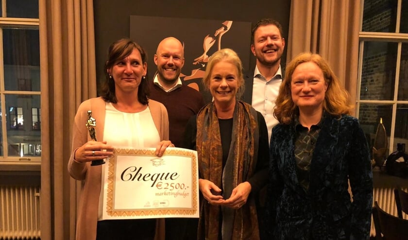 Melinda Stroeve (l) met de jury van de Zutphen Event Academy, v.l.n.r: Mark Schuitemaker, Annemieke Vermeulen, Martijn Droog, Lisette Lagerweij. Foto: PR