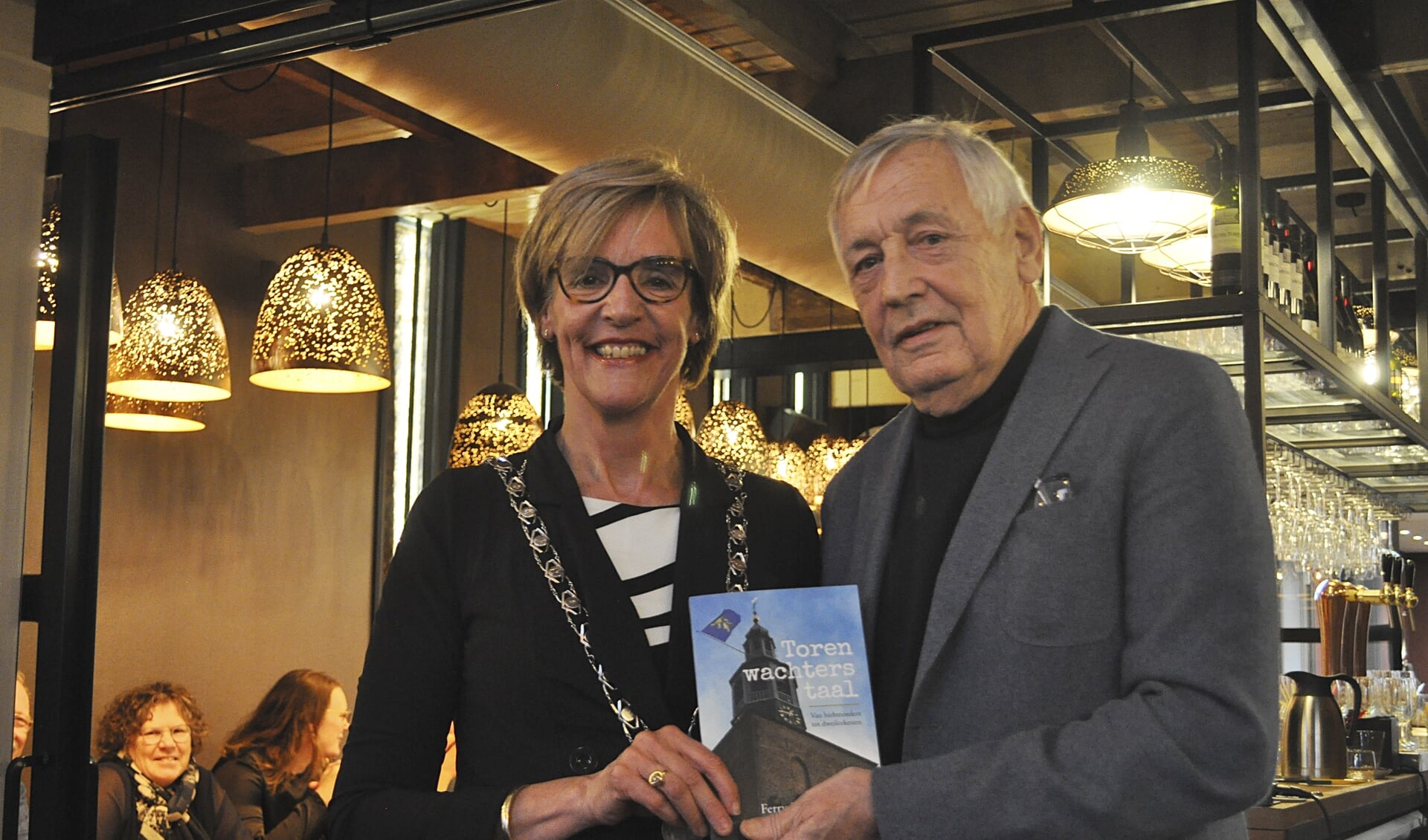 Ferry Broshuis en burgemeester Annette Bronsvoort met het eerste exemplaar van 'Torenwachterstaal'.  Foto: Nick Oostendorp