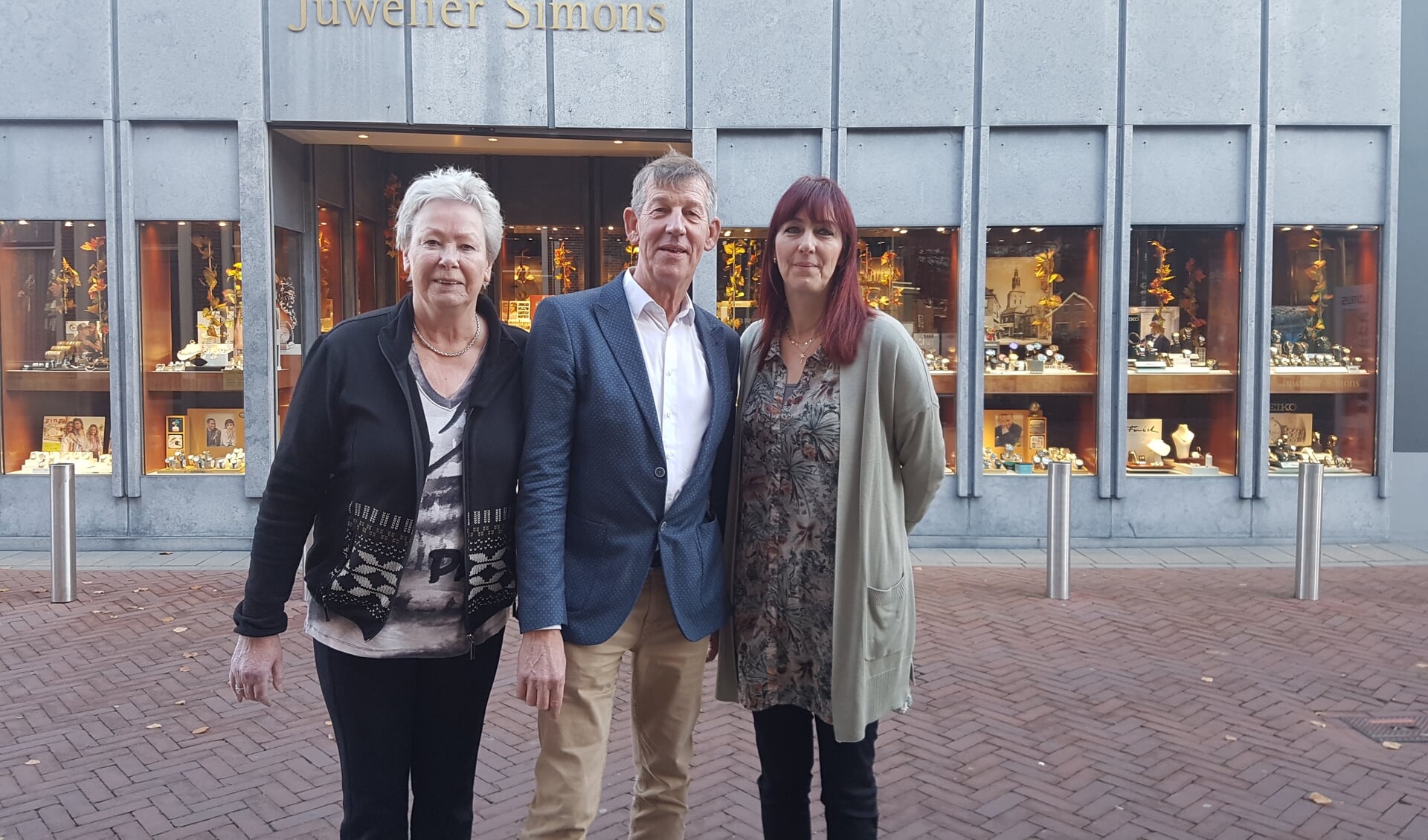 Gerard Simons (met links echtgenote Marian en rechts medewerkster Willeke) sluit op 31 december de deuren van zijn juwelierszaak. Foto: Kyra Broshuis