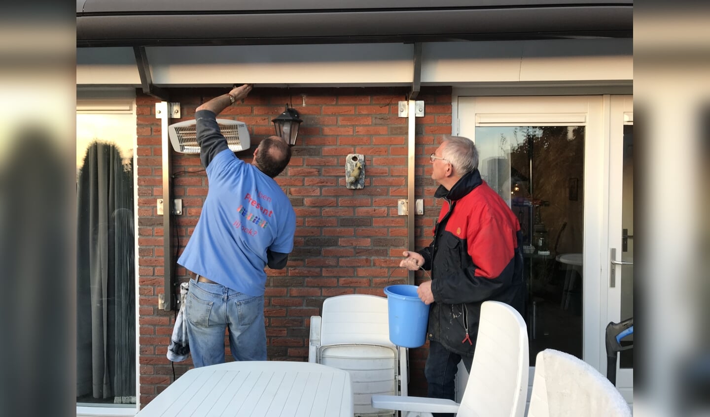 Vrijwilligers Dorpsraad helpen echtpaar met klussen. Foto: Present Bronckhorst