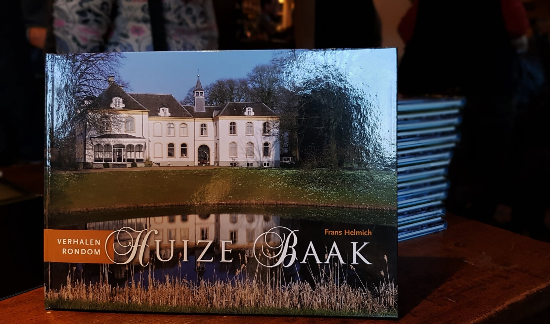 Het rijk geïllustreerde boek 'Verhalen rondom Huize Baak' van Frans Helmich is onder andere bij het Wapen van Baak te koop. Foto: Alice Rouwhorst