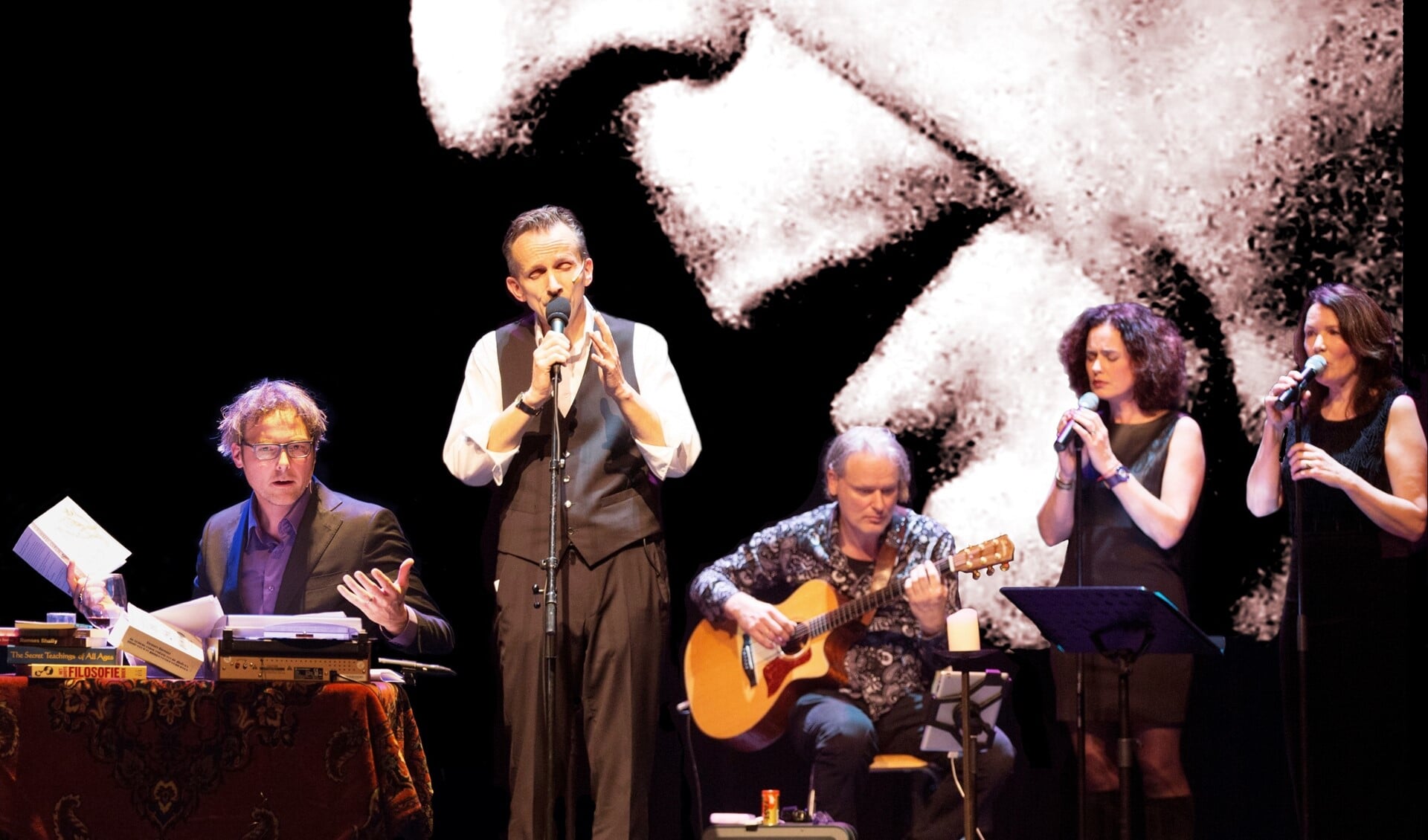 Het theatergezelschap met Tom Klein (derde van rechts) en Marlies Claasen (tweede van rechts). Foto: PR