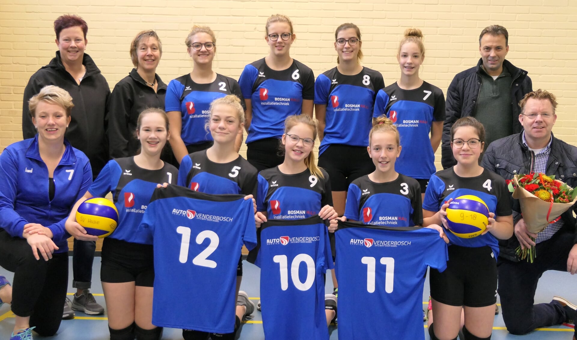SV Halle volleybal meisjes C1 met hun sponsoren. Foto: Inge Vrieze