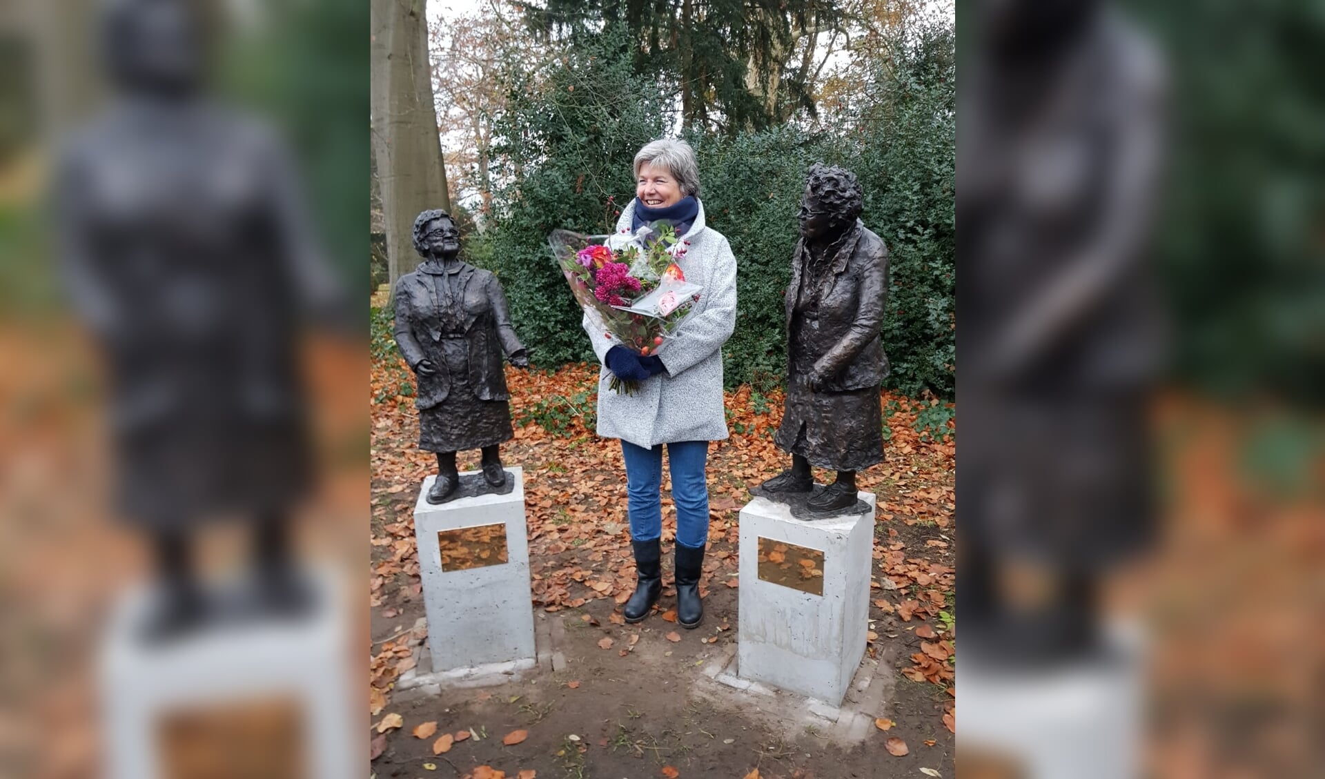 Annewietske Stavast tussen haar beeldhouwerken in de Overtuin. Foto: PR
