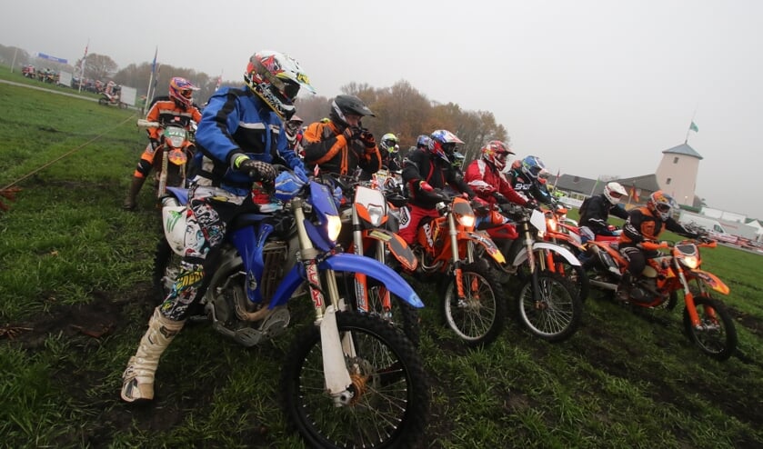 De rijders maken zich klaar voor vertrek. Foto: Henk Teerink