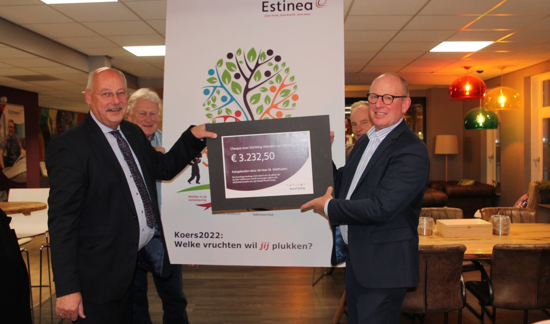 Martin Veldhuizen (links) overhandigt de cheque aan zijn opvolger Henk Hartemink. Op de achtergrond genieten medebestuursleden Nol Nijhoff  (linksachter) en Theo Verhoeven mee. Foto: Lydia ter Welle