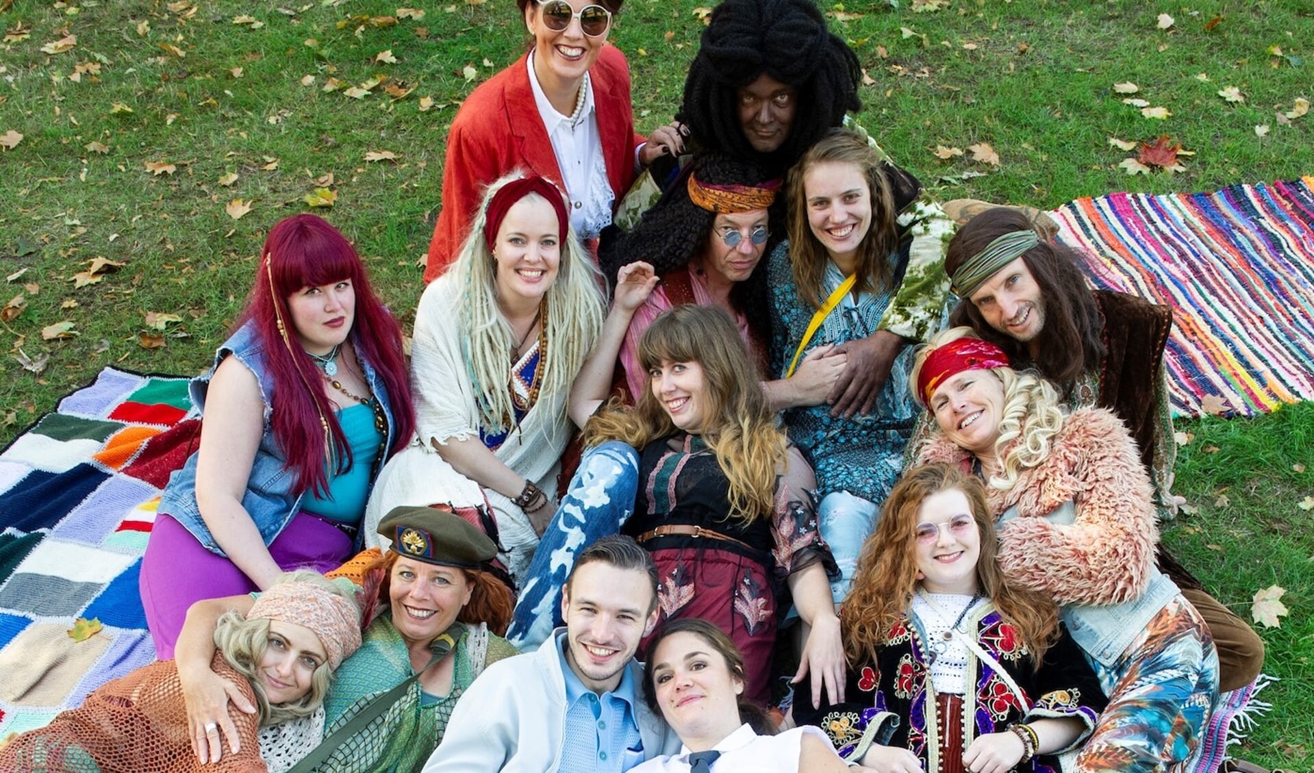 De cast van HAIR neemt de bezoekers mee terug in de tijd, naar de hippiecultuur van de jaren 60. Foto: Sanne Wevers