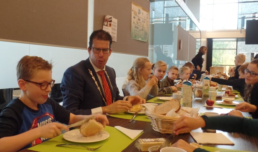 Luuk Kreeftenberg (l) was tijdens het 'Burgemeestersontbijt' druk in gesprek met burgemeester Joost van Oostrum. Foto: Jan Hendriksen