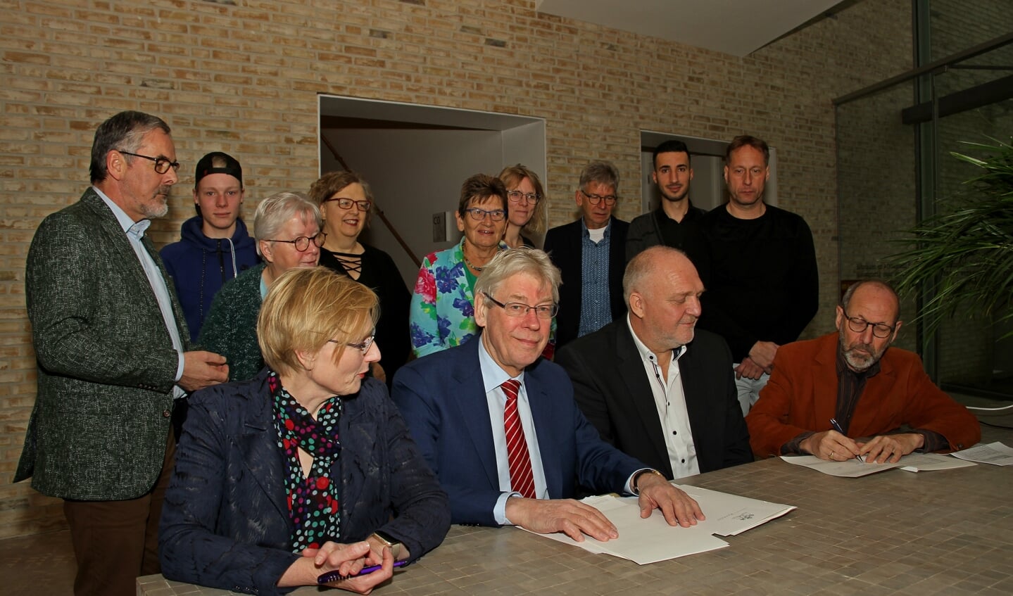 De akte van levering van De Kei in Steenderen wordt ondertekend door secretaris Joop Rutten. Foto: Liesbeth Spaansen