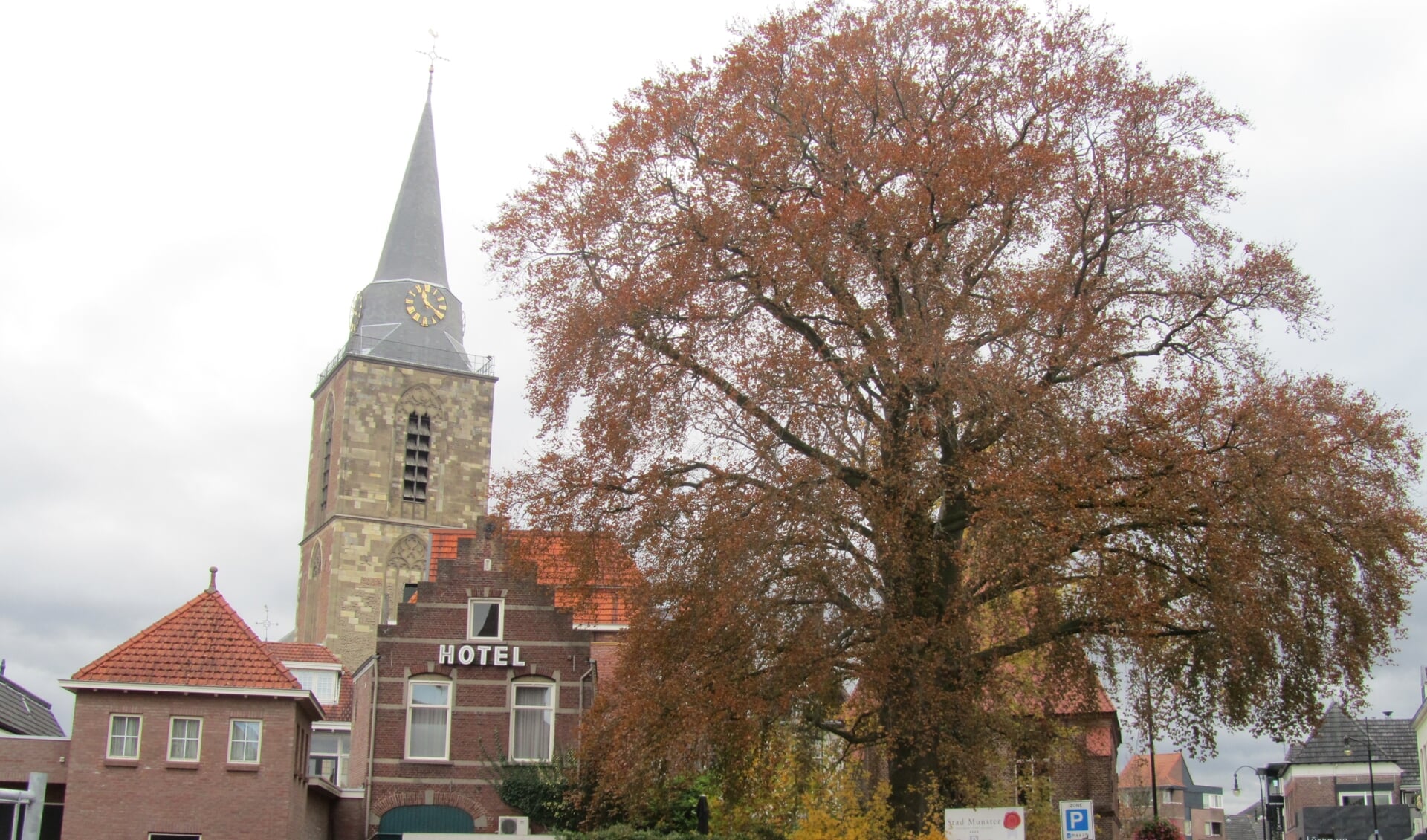 De toren van de kerk op de Markt wordt volgend jaar gerestaureerd. Foto: Bernhard Harfsterkamp