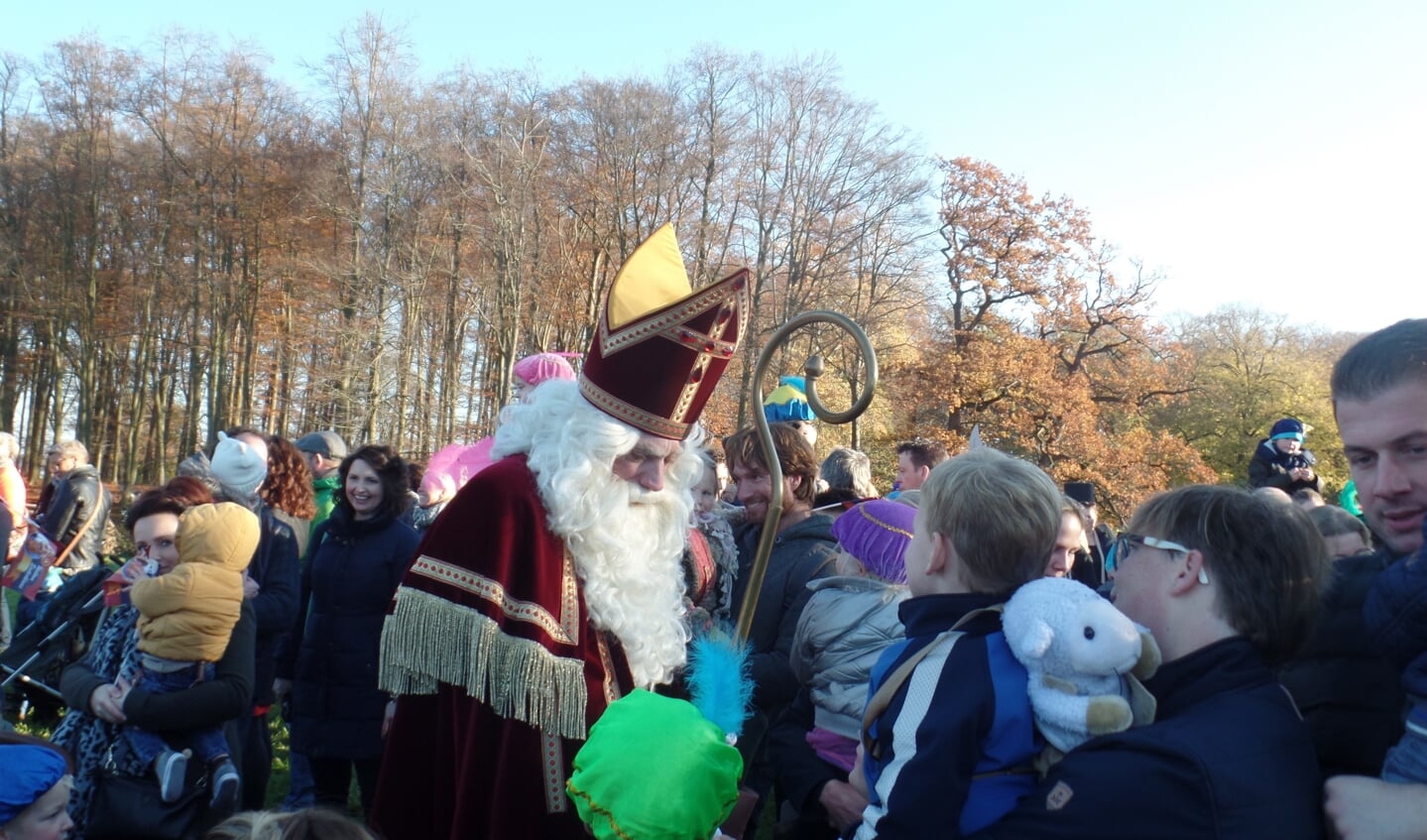 Aam talloze kinderen gaf Sinterklaas even een hand. Foto: Jan Hendriksen