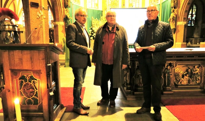 Peter Pothof (links) overhandigt de Sint Maartenprijs 2018 aan Jan Onnink en Gerard Bouwman. Foto: Theo Huijskes