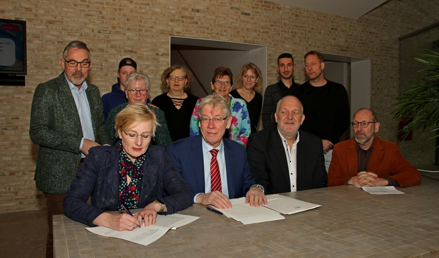 De akte van levering van De Kei in Steenderen wordt ondertekend door burgemeester Marianne Besselink. Foto: Liesbeth Spaansen