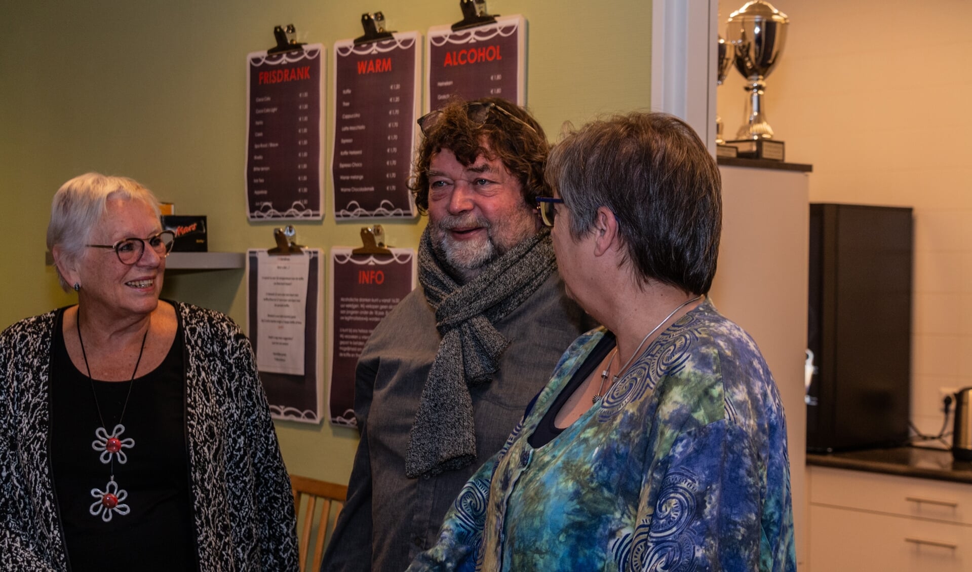 Henk Steinvoort in gesprek met twee vrijwilligers in 't Warnshuus. Foto's: Henk Derksen