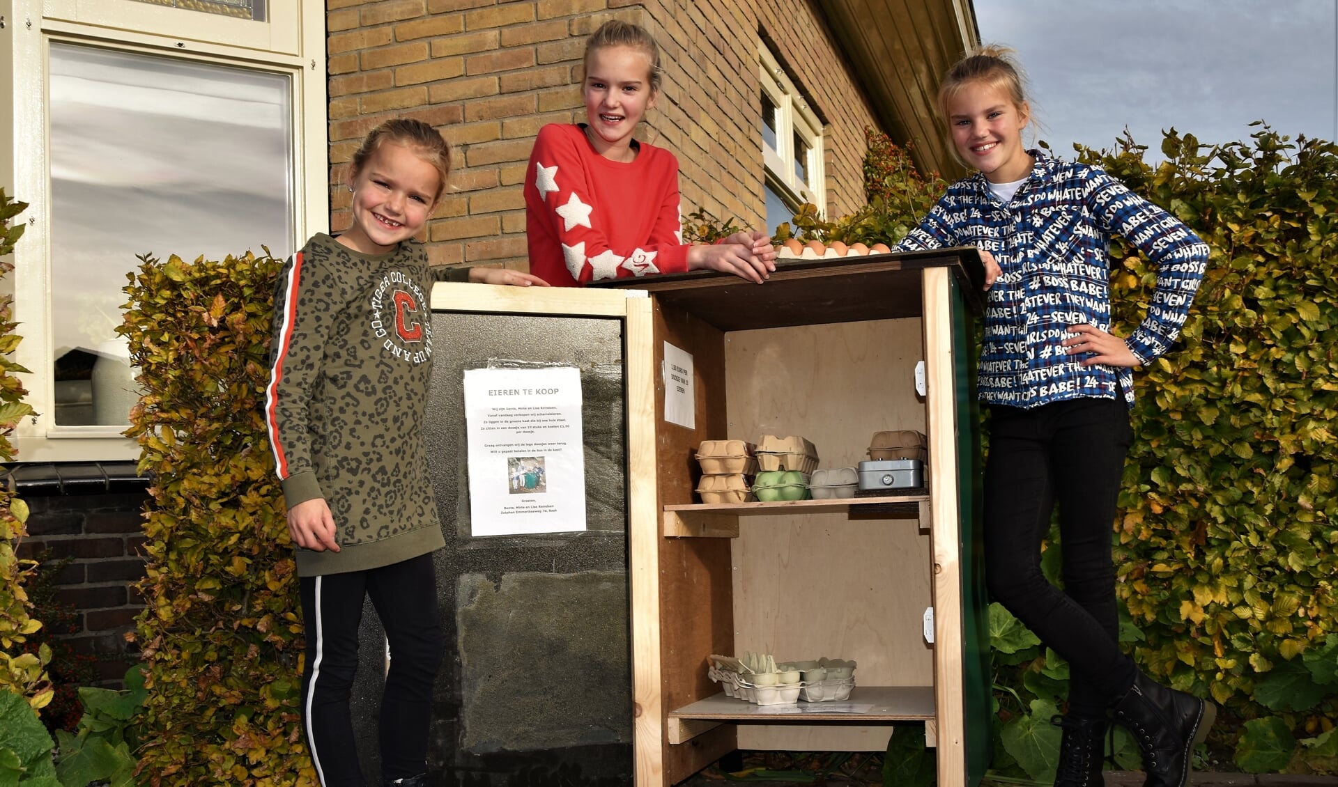 In de groene kast zetten de gezusters Reindsen elke morgen de eieren klaar voor de verkoop. Foto: Alice Rouwhorst