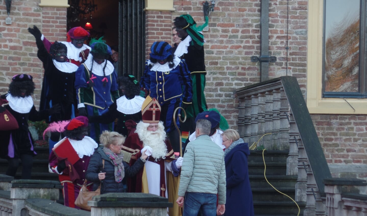 Sinterklaas werd door burgemeester Marianne Besselink en voorzitter Peter Besselink van de VOV welkom geheten. Foto: Jan Hendriksen