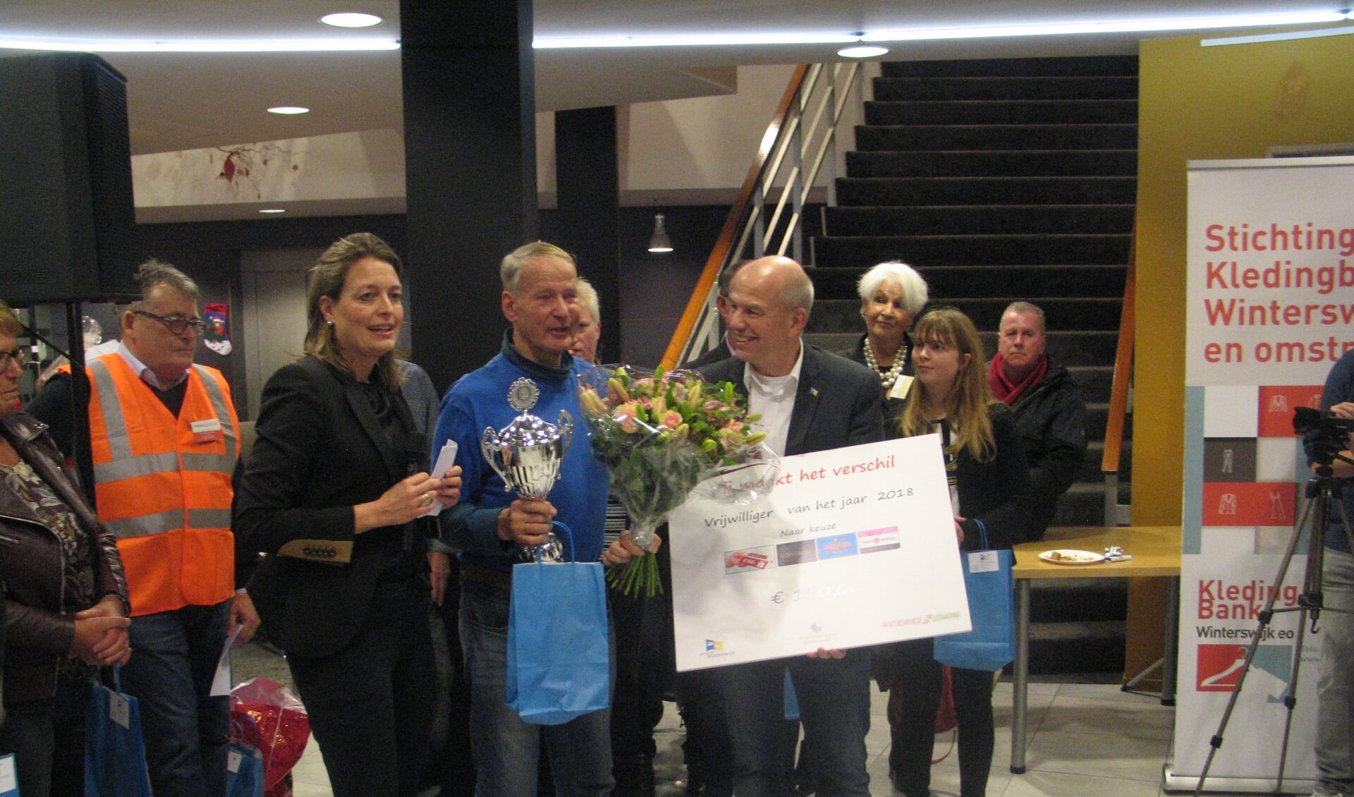 Günter Buhck kreeg de vrijwilligersprijs 2018 van de wethouders Saris en Aalderink. Foto: Bernhard Harfsterkamp