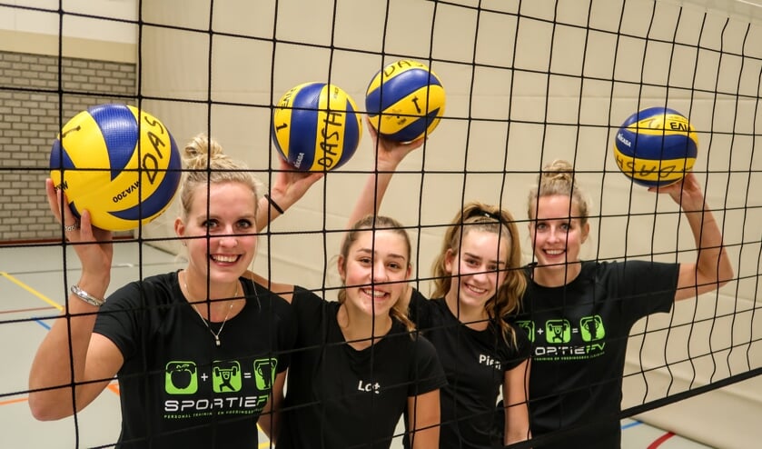 De dames van volleybalvereniging Dash maken veel gebruik van sporthal ’t Jebbink. Hoewel de hal verouderd is, krijgt Vorden voorlopig geen nieuwe sporthal. Foto: Luuk Stam