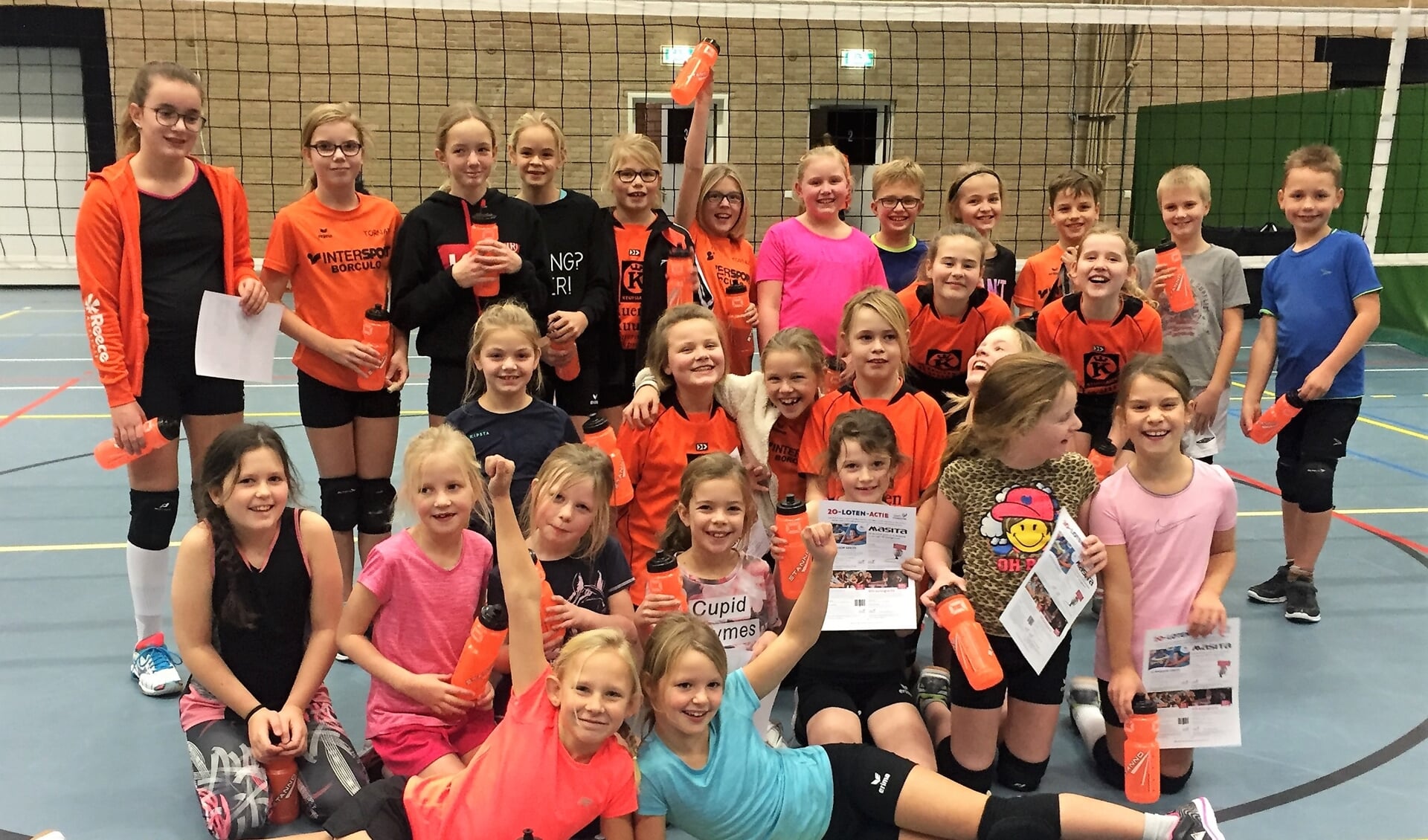 De jongste volleyballers van Tornax verkochten veel loten. Foto: PR. 